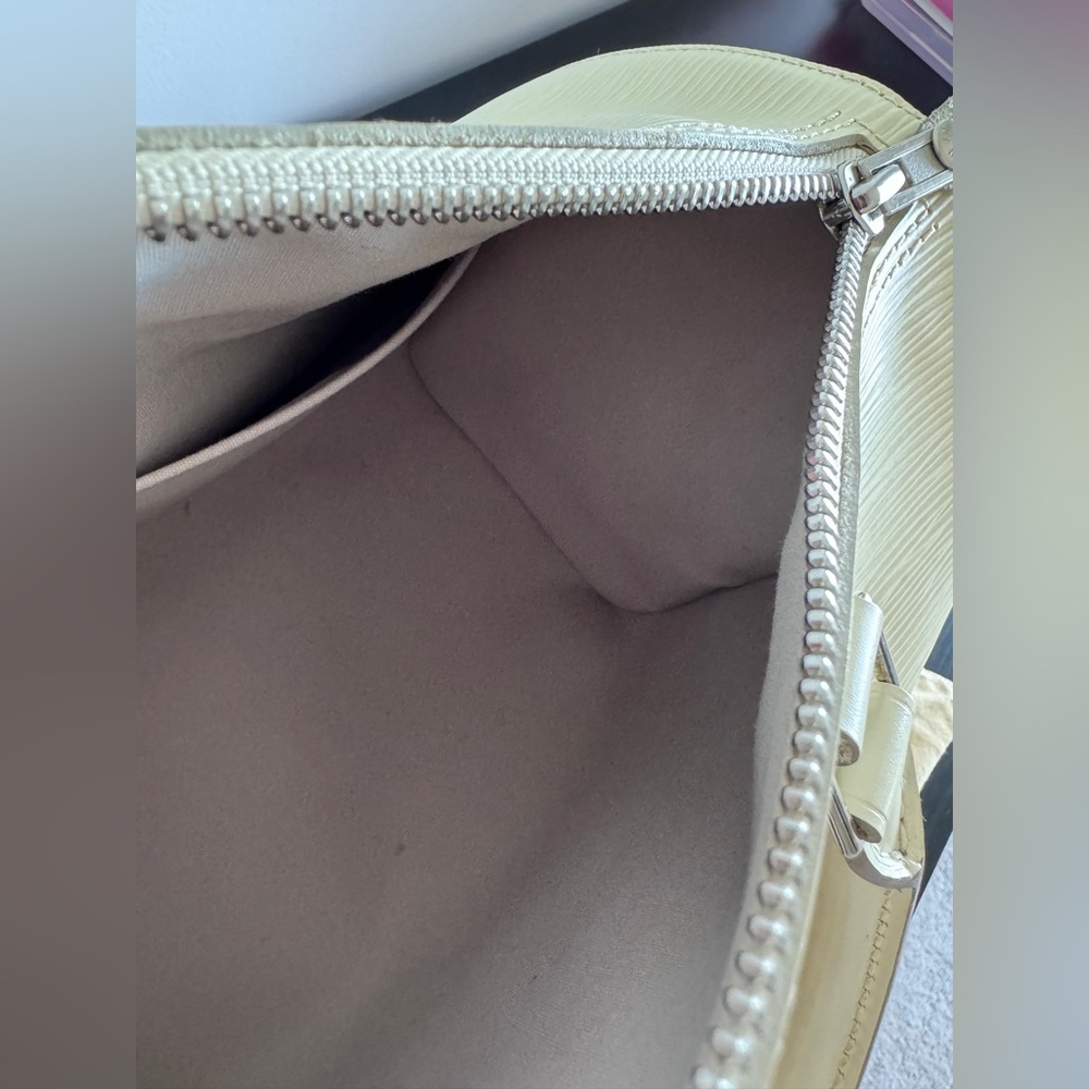 Authentic Louis Vuitton Speedy 25 White Epi Leather - Picture 10 of 16